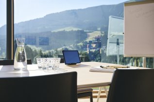 Meetingraum mit Aussicht auf die Berge des Genuss & Aktivhotel Sonnenburg in Riezlern.