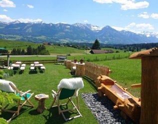 Der Garten mit Bergpanorama Aussicht des Landhotel Alphorn in Ofterschwang.
