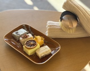 Eine Auswahl an Butter im Wellnessbereich des Biohotel Eggensberger in Hopfen am See.