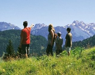 Eine Familie beim Wandern nahe des Hotel Alpenblick in Fischen.