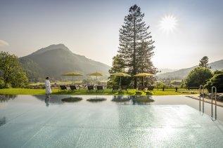 Der Außenpool im Sommer des Prinz-Luitpold-Bad in Bad Hindelang.