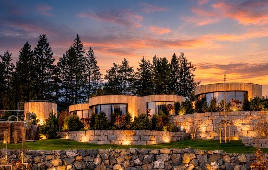 Die Naturlodges des Sonnenalp Resort in der Abenddämmerung in Ofterschwang.
