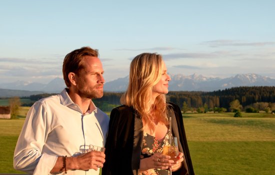 Ein Paar schaut in die Ferne beim Hotel Das Weitblick Allgäu in Marktoberdorf.