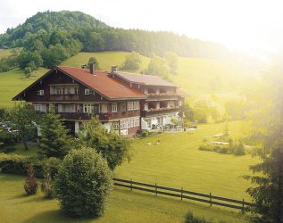 Die Außenansicht im Sommer des Hotel Mühlenhof in Oberstaufen.
