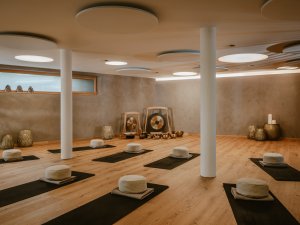 Ein Yoga-Kursraum mit Matten im Bergkristall - Mein Resort im Allgäu in Oberstaufen.