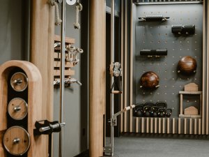 Verschiedene Fitness-Utensilien im Fitnessraum des Bergkristall - Mein Resort im Allgäu in Oberstaufen.
