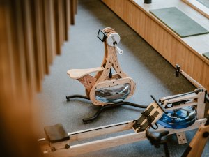 Verschiedene Fitnessgeräte im Fitnessraum des Bergkristall - Mein Resort im Allgäu in Oberstaufen.