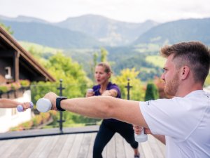 Ein Fitnesskurs mit Handeln des Hotel Allgäu Sonne in Oberstaufen.