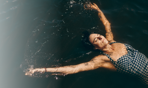 Zum Schloss Frau im Wasser Eine Frau badet im Pool des Boutique-Hotel Zum Schloss in Amtzell.
