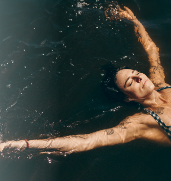 Eine Frau badet im Pool des Boutique-Hotel Zum Schloss in Amtzell.