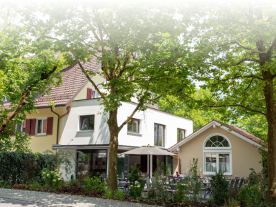 Die Außenansicht des Boutique-Hotel Zum Schloss in Amtzell.