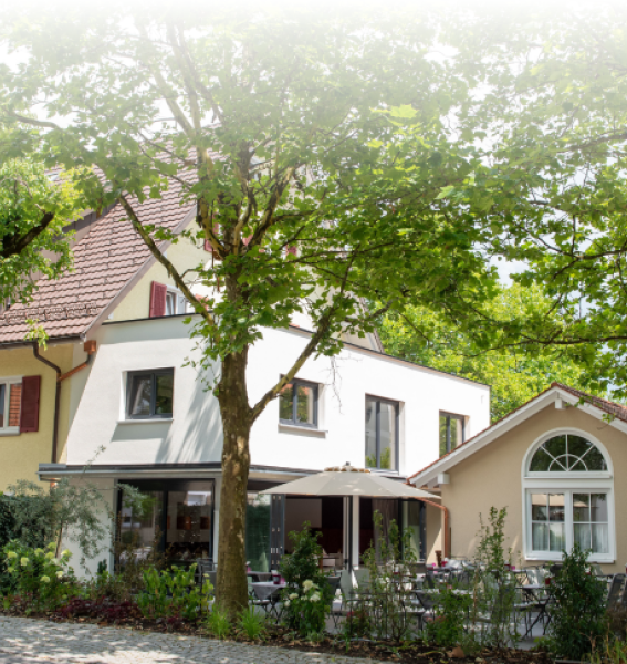Die Außenansicht des Boutique-Hotel Zum Schloss in Amtzell.