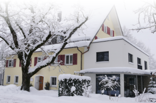 Die Außenansicht des Boutique-Hotel Zum Schloss im Winter in Amtzell.