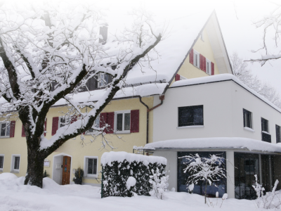 Die Außenansicht des Boutique-Hotel Zum Schloss im Winter in Amtzell.