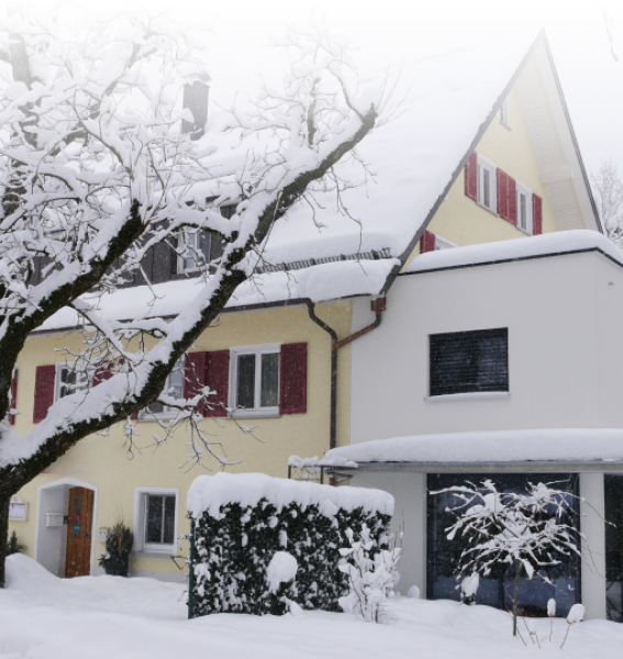 Die Außenansicht des Boutique-Hotel Zum Schloss im Winter in Amtzell.