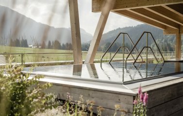 Blick auf den Außenpool im Hubertus Mountain Refugio Allgäu in Balderschwang.