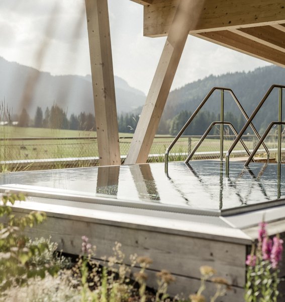 Blick auf den Außenpool im Hubertus Mountain Refugio Allgäu in Balderschwang.