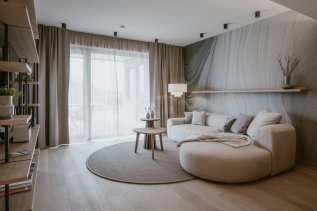 Einblick in ein gemütliches Zimmer im Resort Bergkristall in Oberstaufen.