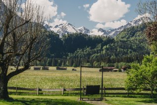 Die Aussicht auf das wunderschöne Bergpanorama und die Hollywood Schaukel des SCHÜLE´S Gesundheitsresort und Spa in Oberstdorf.