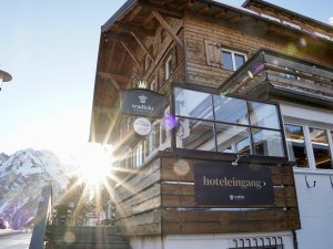 Die Außenansicht des Hotel Tradizio in Mittelberg.