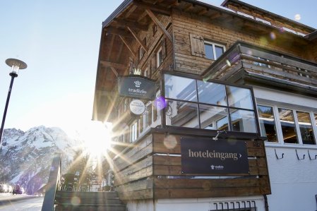 Die Außenansicht des Hotel Tradizio in Mittelberg.