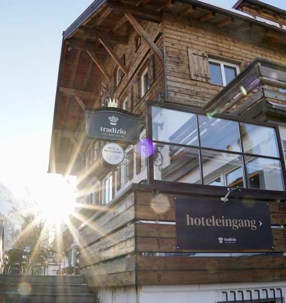 Die Außenansicht des Hotel Tradizio in Mittelberg.