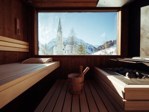 Eine Sauna mit Aussicht im Hotel Tradizio in Mittelberg.
