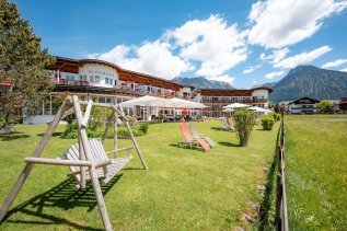 Blick auf den Garten im Alpenhof Oberstdorf Hotel & Spa in Oberstdorf.