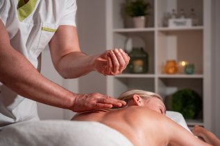 Eine Frau bekommt eine Massage im Alpenhof Oberstdorf Hotel & SPA in Oberstdorf.