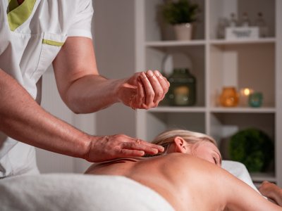 Alpenhof Oberstdorf Hotel & SPA Massage Eine Frau bekommt eine Massage im Alpenhof Oberstdorf Hotel & SPA in Oberstdorf.