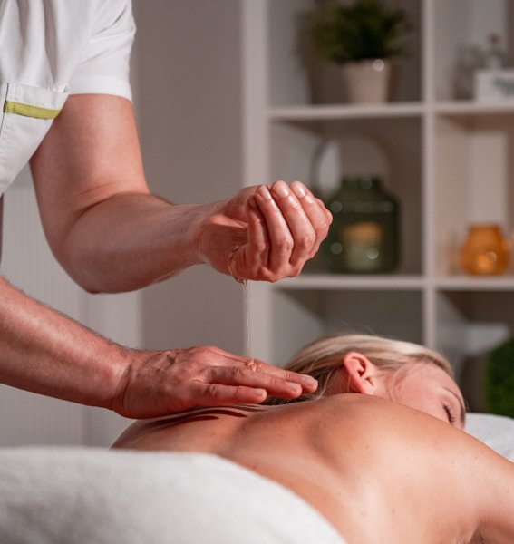 Alpenhof Oberstdorf Hotel & SPA Massage Eine Frau bekommt eine Massage im Alpenhof Oberstdorf Hotel & SPA in Oberstdorf.