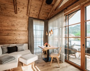 Das Wohnzimmer eines Chalets im Alpzitt Chalet Dorf in Burgberg.