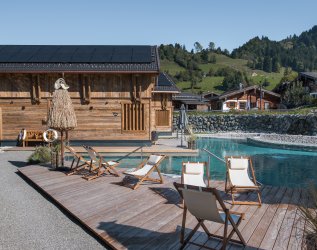 Der Naturpool im Sommer im Alpzitt Chalet Dorf in Burgberg.