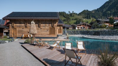 Der Naturpool im Sommer im Alpzitt Chalet Dorf in Burgberg.