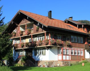 Das Hotel Mühlenhof in Oberstaufen von außen im Sommer.