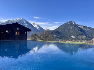 Der Außenpool des Hotel Prinz-Luitpold-Bad am Morgen in Bad Hindelang.