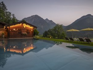 Der Außenpool des Hotel Prinz-Luitpold-Bad in der Abenddämmerung in Bad Hindelang.