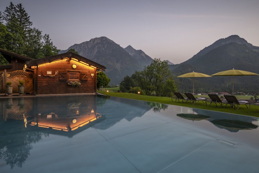 Der Außenpool des Hotel Prinz-Luitpold-Bad in der Abenddämmerung in Bad Hindelang.