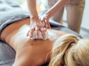 Eine Massage-Anwendung im A-ROSA Ifen Hotel Kleinwalsertal.