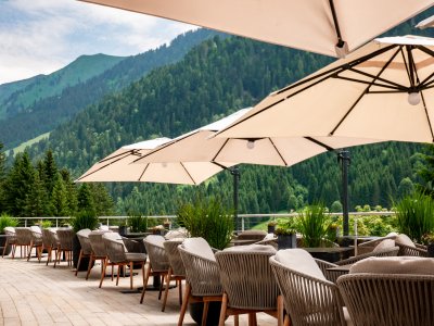 Die Terrasse des A-ROSA Ifen Hotel im Kleinwalsertal.