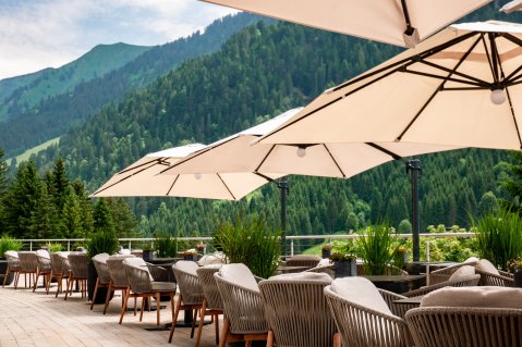 Die Terrasse des A-ROSA Ifen Hotel im Kleinwalsertal.