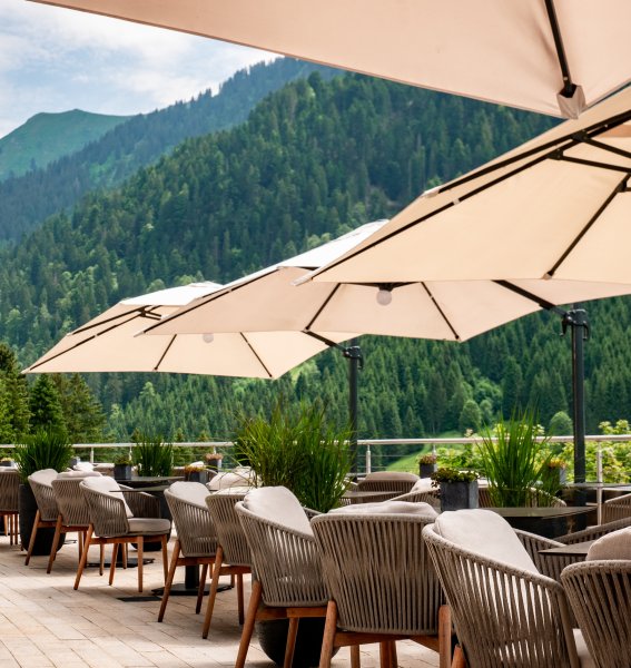 Die Terrasse des A-ROSA Ifen Hotel im Kleinwalsertal.