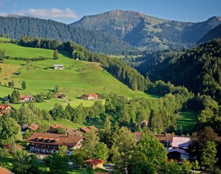 Die Aussicht auf den Hochgrat und das Hotel Mühlenhof in Oberstaufen.