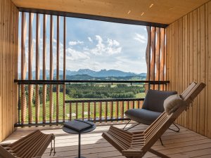 Der Balkon eines Zimmers im PANORAMA Allgäu Spa Resort in Rückholz.