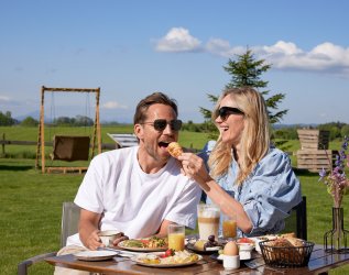 Ein Paar beim Frühstück im Das Weitblick Allgäu in Marktoberdorf.