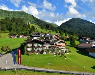 Die Außenansicht im Sommer des Alpenhof Jäger in Riezlern.