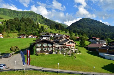 Die Außenansicht im Sommer des Alpenhof Jäger in Riezlern.