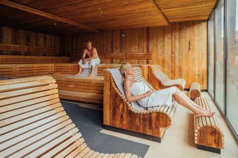 Einblick in eine Sauna im A-ROSA Ifen Hotel Kleinwalsertal in Hirschegg.