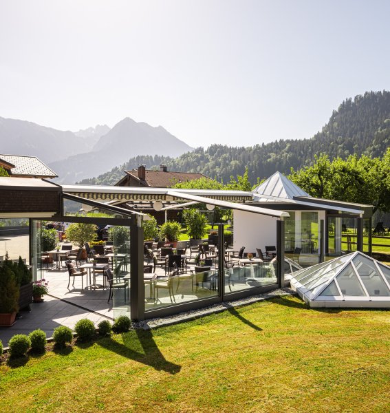 Außenansicht auf die Terrasse im Sommer vom Hotel Berwanger Hof in Obermaiselstein