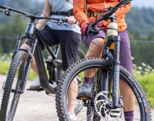 Zwei Mountainbiker auf dem Trail nahe des Hotel Allgäu Sonne in Oberstaufen.